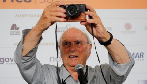 Carlos Saura dice que ver cine desde el móvil “es un insulto”