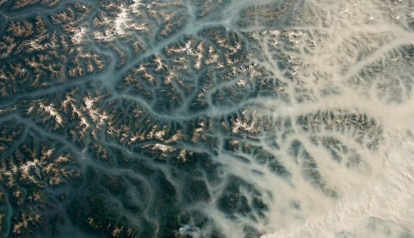 Imagen del humo de incendios en las montañas canadienses, tomada desde la Estación Espacial Internacional. Earth Science and Remote Sensing Unit, NASA Johnson Space Center