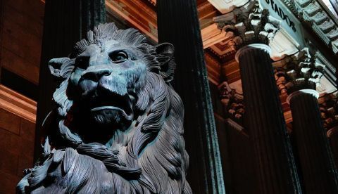 Dos años de avances con un Gobierno acosado