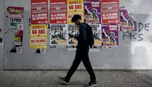 Des affiches appelant à la grève lors du blocage de l'université Bordeaux-Montaigne, à Pessac, le 15 mars 2023. AFP/Philippe Lopez