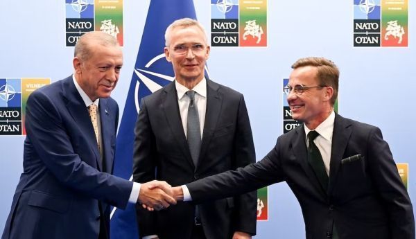 Turkish President Recep Tayyip Erdogan with the Secretary General of NATO Jens Stoltenberg and Swedish Prime Minister Ulf Kristersson. EPA-EFE/FILIP SINGER/POOL
