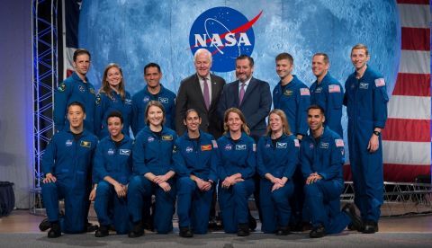 Fotografía cedida este viernes por la NASA donde aparecen los senadores por Texas, John Cornyn (c i) y Ted Cruz (c d), al posar junto a los recién graduados astronautas (frente de i a d) Jonny Kim, Jessica Watkins, Kayla Barron, Jasmin Moghbeli, Loral O'Hara, Zena Cardmany Raja Chari, (y de pie de i a d) Joshua Kutryk, Jennifer Sidey-Gibbon, Frank Rubio, Matthew Dominick, Bob Hines y Warren Hoburg, durante la ceremonia de graduación de los primeros astronautas del programa Artemis, en el Johnson Space Center, en Houston (Texas, EE.UU.). EFE/James Blair/Nasa