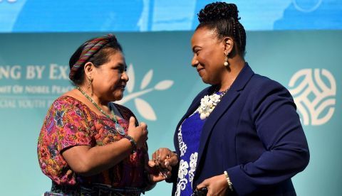 La activista estadounidense Berenice King (i), hija del Premio Nobel de la Paz (1964) Martin Luther King Jr., conversa con la guatemalteca Rogoberta Menchú (i), Premio Nobel de la Paz (1992), este viernes en el foro " Celebrando Nuestras Diferencias", en el marco de la XVII Cumbre Mundial de los Premios Nobel de la Paz en Mérida, estado de Yucatán (México).  EFE/Cuauhtémoc Moreno 	   