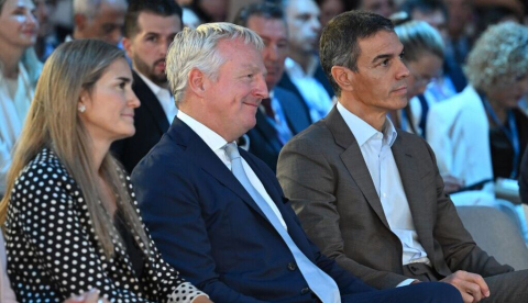 El presidente del Gobierno, Pedro Sánchez, junto a la vicepresidenta tercera, Sara Aagesen, y el CEO de Moeve, Maarten Wetselaar, en el acto de presentación del Valle Andaluz del Hidrógeno Verde. | Pool Moncloa/Borja Puig de la Bellacasa. Palos de la Frontera , Huelva - 17.9.2026