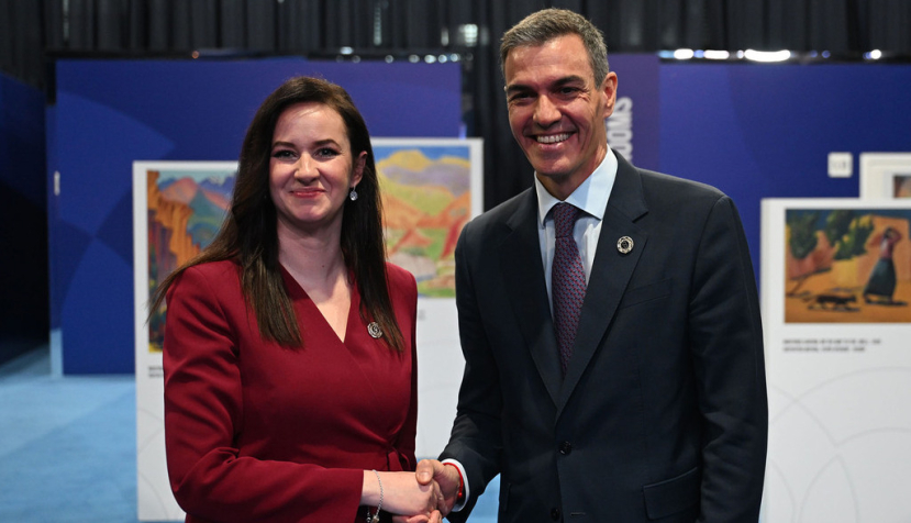 El presidente del Gobierno, Pedro Sánchez, saluda a la primera ministra de Lituania, Inga Ruginiene, durante la Cumbre de la Comunidad Política Europea. | Pool Moncloa/Borja Puig de la Bellacasa y Pool Organización. Ereván (Armenia) - 4.5.2026
