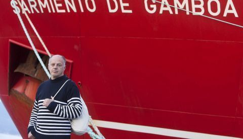 El periodista y escritor Valentín Carrera antes de embarcarse hoy en el buque del CSIC Sarmiento de Gamboa para escribir sobre el trabajo de los investigadores españoles en las bases de la Antártida. EFE/Salvador Sas/ Archivo