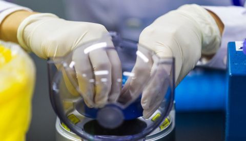 Un técnico trabaja en el laboratorio de investigación de ADN para la secuenciación de genes. EFE/ Archivo