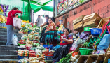  Vendedoras de frutas y verduras en una escalera dentro de un mercado. Vendedoras de frutas y verduras en el mercado central de Ciudad de Guatemala. Giongi/Shutterstock