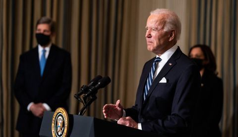 Biden reitera a Suga su compromiso de defender territorio disputado con China.