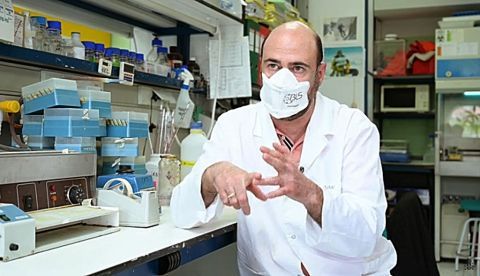  El grupo que lidera Mariano Esteban junto a Juan García Arriaza, en la imagen, está desarrollando una vacuna basada en una modificación del virus usado en la erradicación de la viruela en los años 70 del siglo XX. -EFE/Ministerio de Ciencia e Innovación/No ventas
