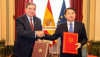 El ministro de Agricultura, Pesca y Alimentación, Luis Planas, y el director general de la Administración Estatal de Regulación del Mercado de China, Lou Wen, en la firma de un memorando de entendimiento para impulsar la cooperación. / © lamoncloa.gob.es. Ministerio de la Presidencia.