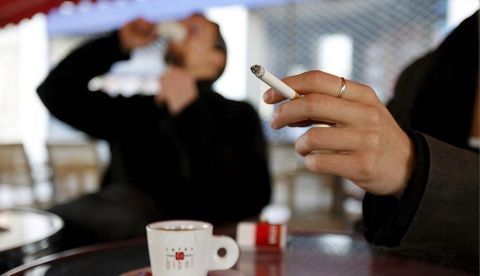 Una mujer fuma un cigarro en el exterior de un restaurante en Montpellier, Francia. EFE/Archivo