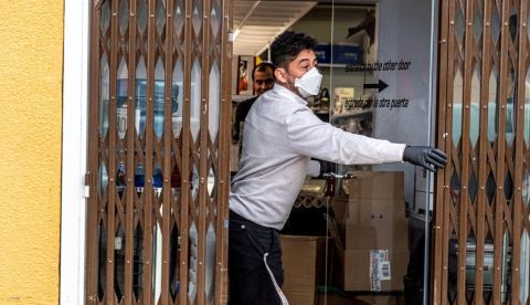 Un trabajador recibe un paquete con mascarilla protectora en Palma de Mallorca durante el aislamiento este lunes. EFE/ CATI CLADERA
