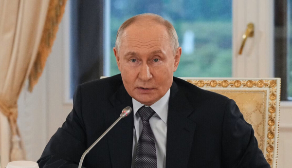 Vladimir Putin habla durante una conferencia de prensa en el Foro Económico Internacional de San Petersburgo el 4 de junio. Dmitri Lovetsky / EPA