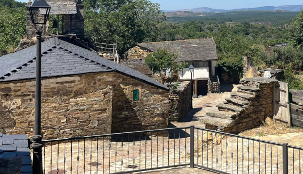 Calles de Santa Cruz de los Cuérragos (Zamora), localidad que quedó despoblada a finales de los años 90 y que con el inicio del siglo XXI comenzó a recuperar población. Ana Belén López Tárraga
