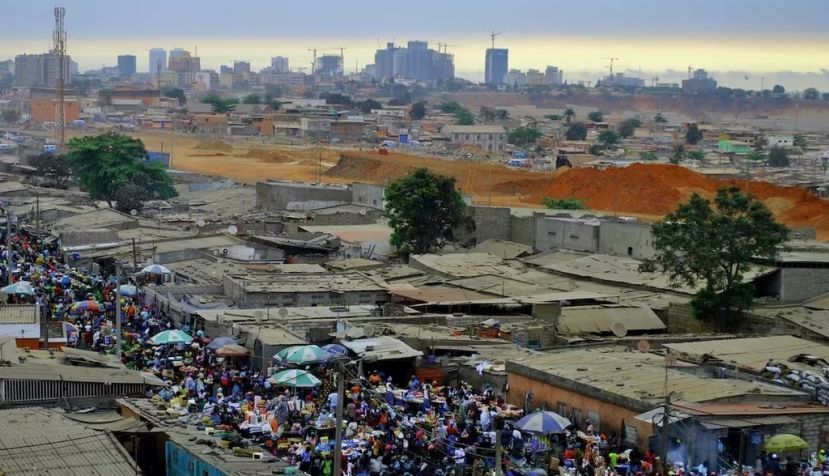 Barrios de tugurios en Angola, África. Adriana Mahdalova / Shutterstock