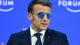 Le président Emmanuel Macron lors de la réunion annuelle du Forum économique mondial de Davos (Suisse), le 20 janvier 2026. Il y avait alors prononcé une expression en anglais devenue virale sur les réseaux sociaux : « For sure ! » Fabrice Coffrini/AFP