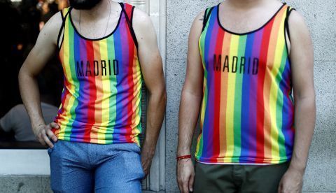 Dos jóvenes con camisetas arcoiris en los momentos previos a la manifestación del Orgullo 2019. EFE/ Mariscal/Archivo