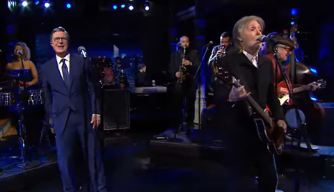 Stephen Colbert se despidió del Late Show cantando ‘Hello Goodbye’ junto a Paul McCartney, Elvis Costello, Jon Batiste y Louis Cato. CBS/The Late Show with Stephen Colbert