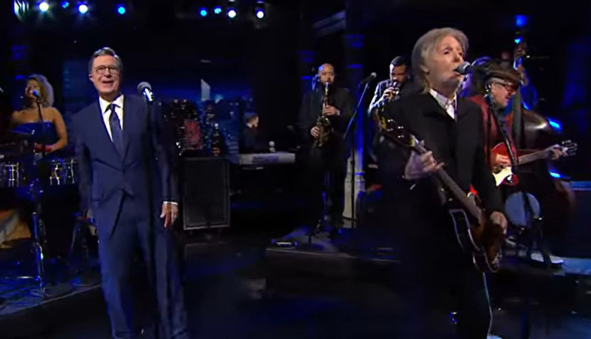 Stephen Colbert se despidió del Late Show cantando ‘Hello Goodbye’ junto a Paul McCartney, Elvis Costello, Jon Batiste y Louis Cato. CBS/The Late Show with Stephen Colbert