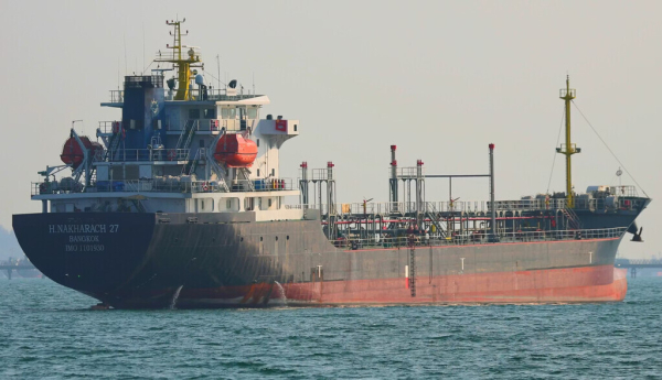El bloqueo estadounidense del estrecho de Ormuz tiene como objetivo interrumpir las exportaciones de petróleo de Irán y castigar a cualquier barco que pague un peaje por transitar por la vía marítima. somkanae sawatdinak/Shutterstock