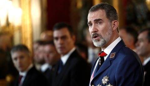 El rey Felipe VI en presencia del presidente del gobierno en funciones Pedro Sánchez (2i), y el ministro del Interior en funciones Fernando Grande Marlaska (i), durante la Pascua Militar en una solemne ceremonia celebrada en el Palacio Real de Madrid.