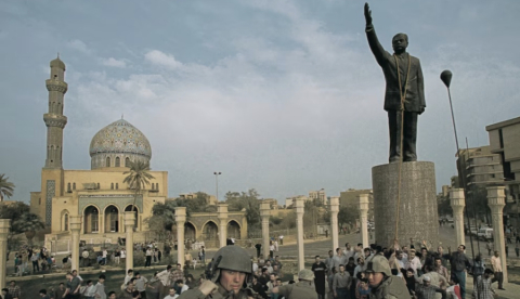 Entrada de los marines estadounidenses al centro de Bagdad, el 9 de abril de 2003, con la estatua de Saddam aún en pie.