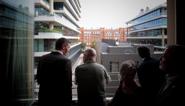 Pedro Sánchez reafirma su compromiso con la vivienda pública en su visita a una promoción de alquiler asequible en Barcelona