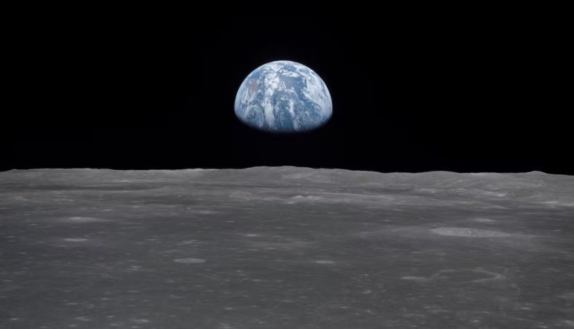 Vista desde la nave espacial Apolo 11 que muestra la Tierra elevándose sobre el horizonte lunar (20 de julio de 1969). NASA/JSC