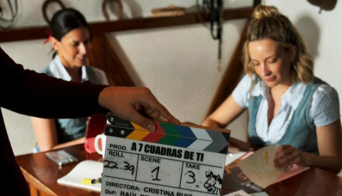 «A siete cuadras de ti», la primera serie vertical rodada en Navarra