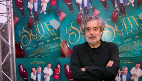 El director, guionista y actor Carlos Iglesias posa para el fotógrafo durante la presentación de su película "Suite Nupcial" en Motril, el 6 de febrero de 2020. Iglesias demandó más ayudas para el cine independiente, que parte, dice, en desventaja con respecto a las grandes producciones: "Salimos mancos y cojos". EFE/ Paquet