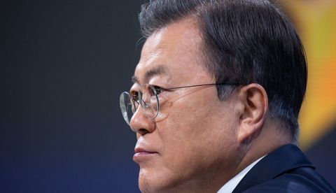 El presidente surcoreano, Moon Jae-in, dijo hoy que ha acordado en una conversación telefónica con su homólogo estadounidense, Joe Biden, "potenciar aún más la alianza" entre ambos países para lograr la paz en la península de Corea. 
