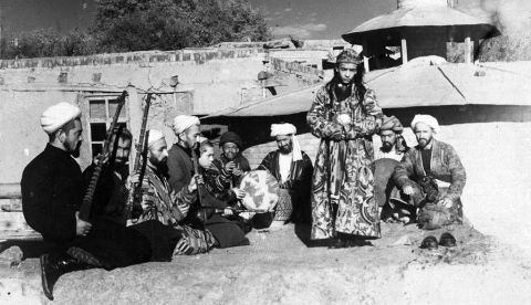 Danza de un bacha bazi(niño bailarín) 1913, fotografía de Serguéi Prokudin-Gorski; Biblioteca del Congreso, en Washington (Estados Unidos).