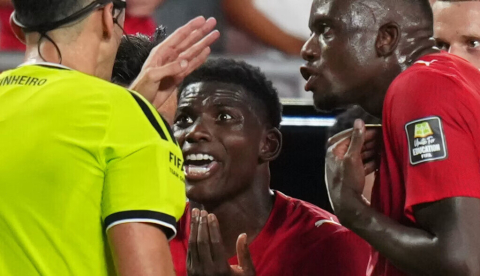 El suizo Breel Embolo protesta ante el árbitro tras recibir una tarjeta roja tras la revisión del VAR. Anadolu/Getty Images