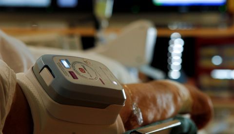 Personal sanitario del hospital Vall d’Hebron atiende a un paciente de cardiología. EFE/Quique García/Archivo 	   