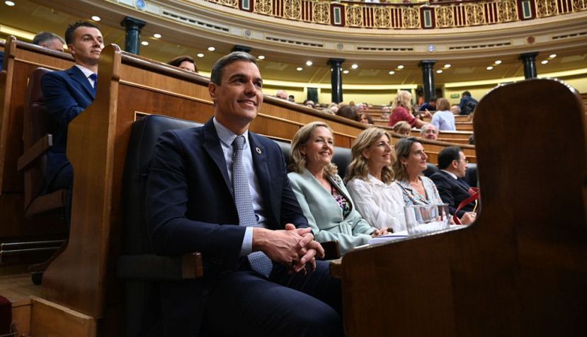 El presidente del Gobierno, Pedro Sánchez, en su escaño antes de iniciar su intervención, junto a las vicepresidentas Nadia Calviño, Yolanda Díaz y Teresa Ribera.  / La Moncloa.