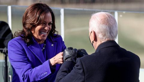 Kamala Harris choca los puños con Joe Biden después de prestar juramento.