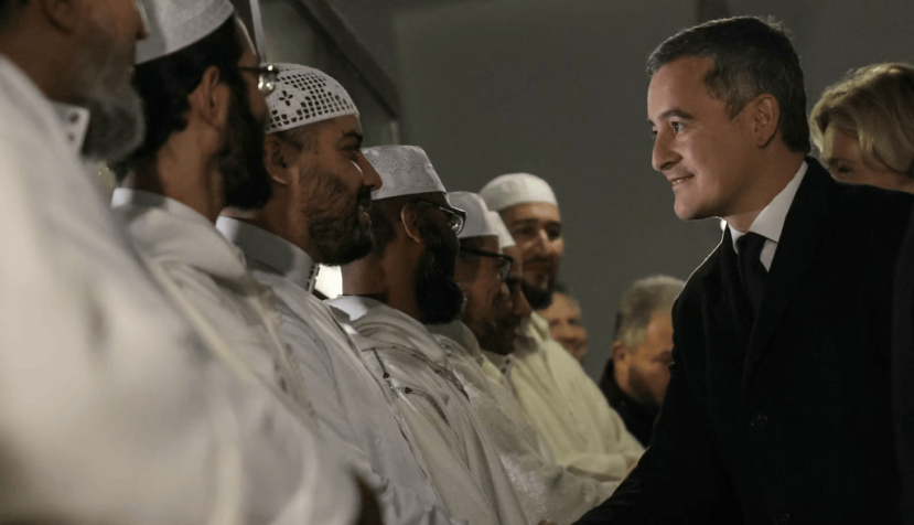 Gérald Darmanin, alors ministre de l’intérieur, salue les imams lors de son arrivée à la Grande Mosquée de Paris, le 11 novembre 2023, à l’occasion d’une commémoration en hommage aux soldats musulmans morts pendant la Première Guerre mondiale. Thomas Samson/AFP