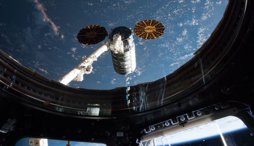 La NASA incluyó en la Estación Espacial Internacional un refrigerador atómico. Se llama Laboratorio de Átomos Fríos (Cold Atom Lab, o CAL) y puede enfriar material hasta una diez mil millonésima de grado sobre el cero absoluto, justo por encima del punto donde, teóricamente, se detiene toda la actividad térmica de los átomos. NASA