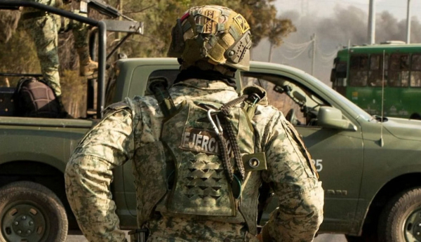 El ejército mexicano patrulla por una carretera tras el operativo que acabó con la vida de El Mencho. RTVE.