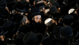 Rassemblement de Juifs orthodoxes sur la tombe du rabbin Shimon Bar Yochai, au mont Meron, dans le nord d’Israël, le 15 mai 2025. Dans un pays où la conscription est obligatoire pour tous les Juifs, y compris les femmes, l’exemption accordée à cette communauté qui représente désormais près de 15 % de la population est de plus plus remise en cause. Jalaa Marey/AFP
