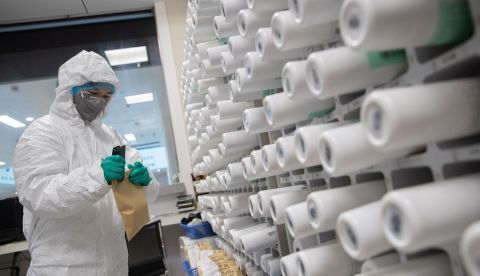 Investigadora en un hospital en China. EPA/YFC 