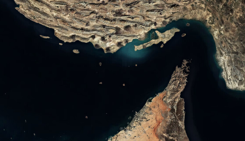 Los enfrentamientos entre Estados Unidos e Irán han desestabilizado profundamente la economía petrolera mundial. (La foto muestra una vista aérea del estrecho de Ormuz). Aerial Viewer/Shutterstock (prohibida su reproducción).
