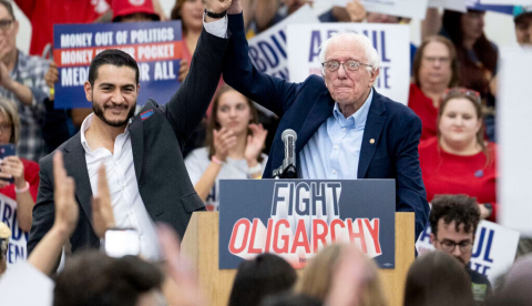 Durante la campaña de las primarias demócratas en Michigan, Abdul El-Sayed recibió un fuerte apoyo de Bernie Sanders, una figura destacada del ala progresista del Partido Demócrata (en la foto, en Detroit, el 3 de mayo de 2026). Sarah Rice/Getty Images vía AFP