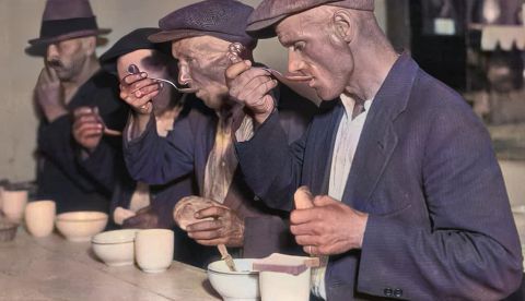 La Gran Depresión en los EE. UU .: Hombres comiendo pan y sopa. / Fotografía de archivo sin fecha.