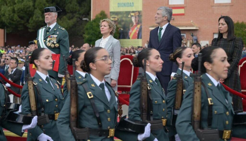 El ministro del Interior, Fernando Grande-Marlaska, ha presidido la jura de bandera de los integrantes de la 131ª promoción de la Academia de Cabos y Guardias de Baeza, en Jaén. / © lamoncloa.gob.es. Ministerio de la Presidencia.