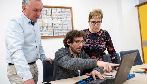 El técnico de la ONCE (c) enseña a Dorita Roa (d) y José Ángel Sáenz de Viteri (i), personas con dificultades visuales, las últimas ayudas tecnológicas de la ONCE. EFE