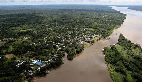 Las emisiones de gases que causan el "efecto invernadero" y se acumulan en la atmósfera pueden llevar la Amazonia a un nuevo estado de baja biomasa, lo cual alterará las precipitaciones y los regímenes de temperatura en la región. EFE/Archivo