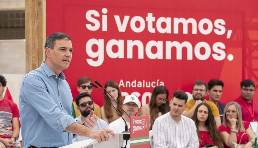 El secretario general del PSOE y presidente del Gobierno, Pedro Sánchez, interviene junto al candidato socialista a la presidencia de la Junta de Andalucía, Juan Espadas, en las Cuevas de Almanzora, Almería. Les acompañan María López, presidenta del PSOE de Almería y alcaldesa de Garrucha y Juan Antonio Lorenzo, secretario general del PSOE de Almería. / Foto: Eva Ercolanese
