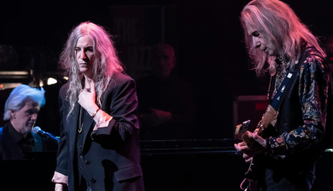 Tony Shanahan, Patty Smith y Lenny Kaye actúan en el Teatro Apollo de Nueva York en abril de 2019. lev radin/Shutterstock